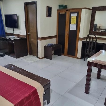 Clark Angeles Tiger Hotel Bagian luar foto