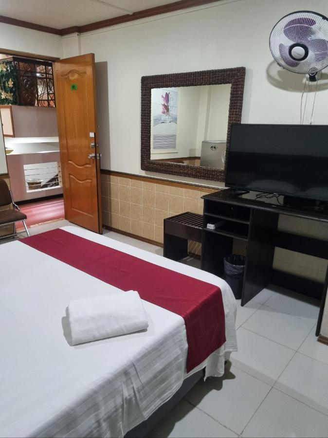 Clark Angeles Tiger Hotel Bagian luar foto