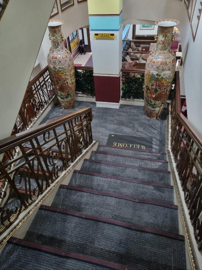 Clark Angeles Tiger Hotel Bagian luar foto