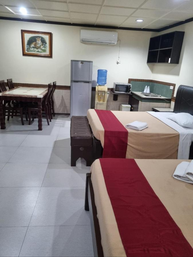 Clark Angeles Tiger Hotel Bagian luar foto