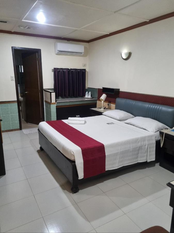 Clark Angeles Tiger Hotel Bagian luar foto