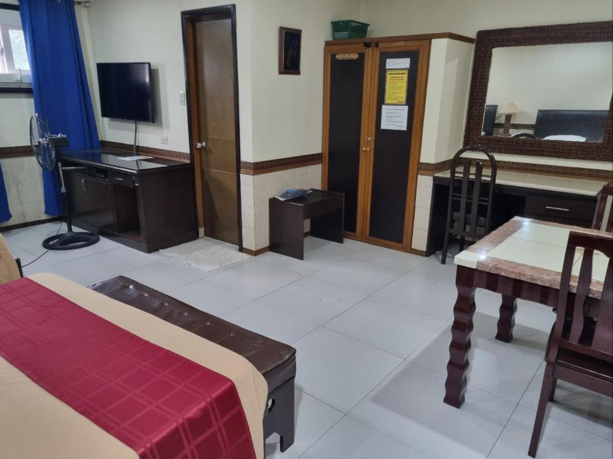 Clark Angeles Tiger Hotel Bagian luar foto